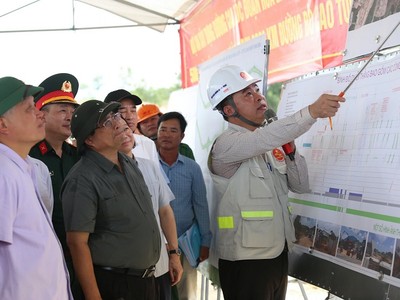 Thủ tướng khảo sát dự án cao tốc Hòa Liên - Túy Loan, yêu cầu đến 30/8/2024 phải hoàn thành. Ảnh: T.X