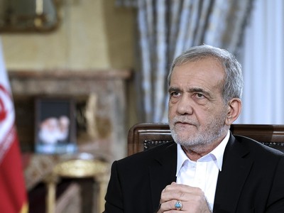 Tổng thống Iran Masoud Pezeshkian trong cuộc phỏng vấn trên truyền hình nhà nước tại Tehran. (Nguồn: AP)