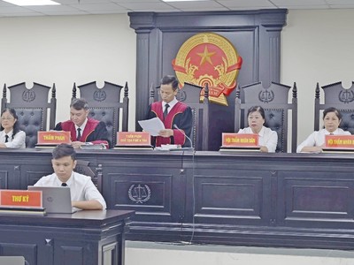 Hội đồng xét xử sơ thẩm vụ án liên quan tới vi phạm trong hoạt động đấu giá đất tại huyện Đông Anh, TP. Hà Nội.