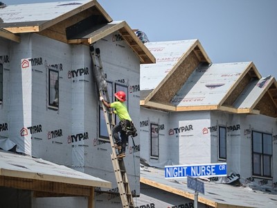 Giá nhà trung bình tại Mỹ dự báo tăng 5,4% trong năm 2024, 3,3% vào năm 2025 và 3,4% vào năm 2026. Ảnh: AFP