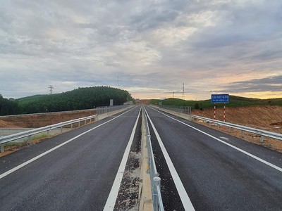 Điểm giao giữa Quốc lộ 15D và tuyến cao tốc Cam Lộ - La Sơn.