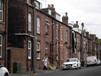 Bên ngoài một khu nhà liền kề ở thành phố Leeds, Vương quốc Anh. Ảnh: Oli Scarff/AFP