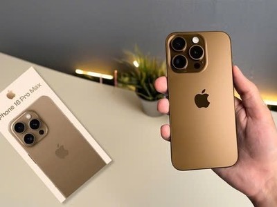 iPhone 16 Pro màu vàng mới được cho là màu nổi bật trong năm nay. Ảnh: Bloomberg