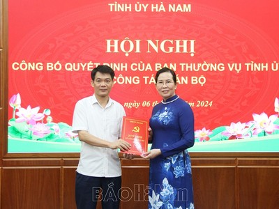Bà Lê Thị Thủy, Ủy viên Trung ương Đảng, Bí thư Tỉnh ủy, Chủ tịch HĐND tỉnh Hà Nam trao quyết định cho tân Trưởng ban Tuyên giáo Tỉnh ủy. Ảnh: Nguyễn Khánh