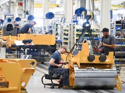 Công nhân làm việc tại một nhà máy ở Pennsylvania, Mỹ. Ảnh: Getty Images/TTXVN