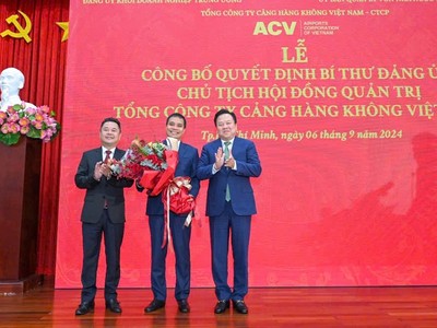 Ông Vũ Thế Phiệt (đứng giữa), tân Chủ tịch HĐQT ACV nhận hoa chúc mừng từ lãnh đạo Uỷ ban Quản lý vốn Nhà nước tại doanh nghiệp. Ảnh: ACV