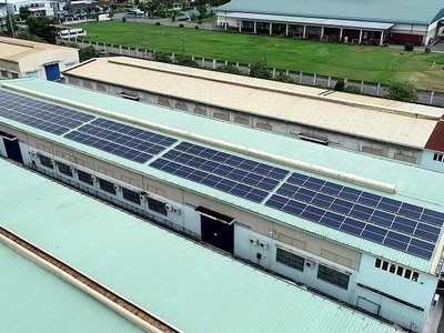 Điện mặt trời mái nhà được lắp đặt ở một khu nhà xưởng ở Đồng Nai.