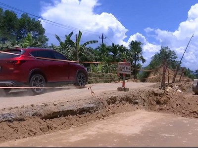 Nhiều đoạn tuyến trên Quốc lộ 40B nối tỉnh Quảng Nam và Kon Tum bị hư hỏng nặng, phải thường xuyên sửa chữa, dặm vá.