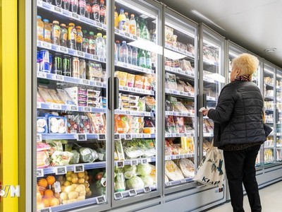 Người tiêu dùng mua sắm tại siêu thị ở Claix, Pháp. (Ảnh: AFP/TTXVN)