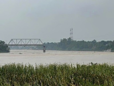 Cầu Phong Châu sập sáng ngày 9/9, thông tin ban đầu có một số phương tiện giao thông và người bị rơi xuống sông. Ảnh: Vietnamnet