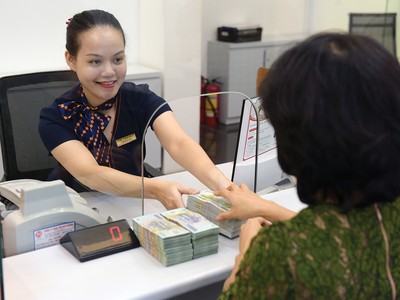 Lợi nhuận ngân hàng chủ yếu vẫn đến từ mảng tín dụng. Ảnh: Dũng Minh 