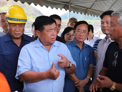 Đoàn công tác thăm vị trí dự kiến đặt Dự án Nhà máy nhiệt điện Xê Công. Ảnh: MPI