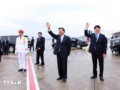 Tổng Bí thư, Chủ tịch nước Lào Thongloun Sisoulith và Phu nhân đến Hà Nội, bắt đầu thăm cấp Nhà nước tới Việt Nam. Ảnh: TTXVN