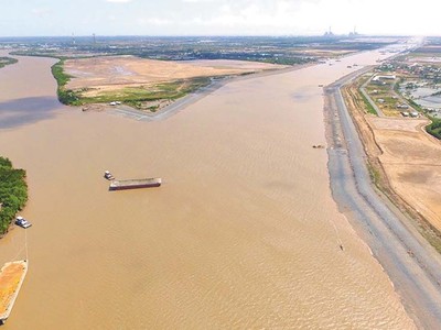 Dự án Đầu tư xây dựng công trình luồng cho tàu trọng tải lớn vào sông Hậu có tác dụng lớn trong phát triển kinh tế của khu vực.