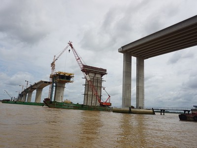 Cầu Nhơn Trạch đang thi công các nhịp ở giữa sông - Ảnh: Lê Vinh 