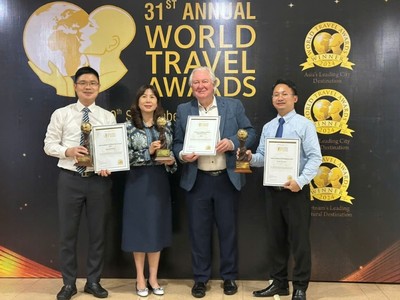Chủ tịch Giải thưởng Du lịch thế giới (World Travel Award) Graham Cooke trao Cúp và chứng nhận ba giải thưởng du lịch cho lãnh đạo Sở Du lịch Hà Nội.