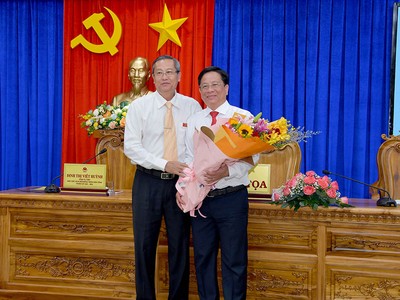 Phó bí thư Thường trực Tỉnh ủy, Chủ tịch HĐND tỉnh An Giang Lê Văn Nưng tặng hoa chúc mừng ông Hồ Văn Mừng. Ảnh: angiang.gov.vn