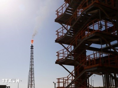 Một giàn khoan dầu ở tỉnh Ilam của Iran. (Ảnh: IRNA/TTXVN)