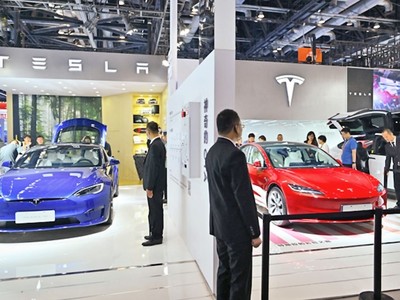 Hãng xe điện Mỹ Tesla trưng bày sản phẩm tại một hội chợ thương mại dịch vụ quốc tế (CIFTIS) diễn ra ở thủ đô Bắc Kinh, Trung Quốc. Ảnh: AFP 