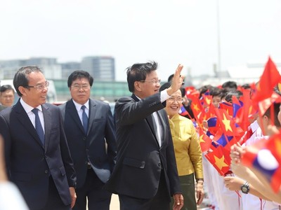 Chuyến thăm của Tổng Bí thư, Chủ tịch nước Lào thực hiện trong bối cảnh hai Đảng, hai nước đang triển khai mạnh mẽ Nghị quyết của mỗi Đảng và tích cực chuẩn bị Đại hội Đảng các cấp, tiến tới Đại hội toàn quốc của mỗi Đảng.