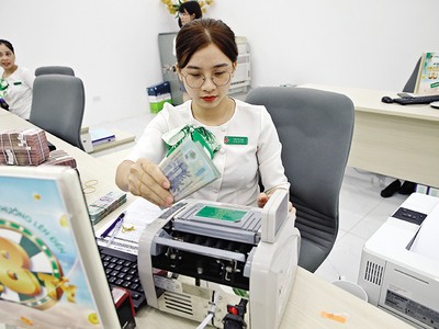 Không chỉ tăng lãi suất, từ đầu năm đến nay, các ngân hàng đã phát hành hơn 155.000 tỷ đồng trái phiếu để huy động vốn.