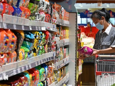 Người tiêu dùng mua sắm tại siêu thị ở Hà Bắc, Trung Quốc. (Ảnh: THX/TTXVN)