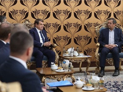 Bộ trưởng Kinh tế và Tài chính Iran Abdolnaser Hemmati và Cố vấn cấp cao của Tổng thống Nga Igor Levitin trong cuộc họp tại Tehran. Ảnh: en.irna.ir