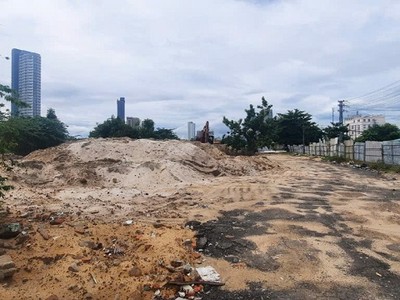 Sở Tài nguyên và Môi trường TP. Đà Nẵng yêu cầu Trung tâm Phát triển quỹ đất báo cáo việc quản lý khu đất ký hiệu A1-2-1 (4 mặt tiền đường Phạm Văn Đồng, Ngô Quyền, An Đồn 2, Hoàng Đức Lương, quận Sơn Trà). Ảnh: Linh Đan 