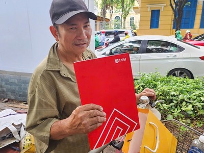 Ông Nguyễn Anh Tú cầm trên tay tập giấy tờ liên quan đến lô trái phiếu trị giá 300 triệu đồng liên quan đến Tập đoàn Vạn Thịnh Phát.