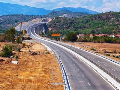 Kế hoạch triển khai Đợt thi đua nhằm mục đích phát huy sức mạnh của cả hệ thống chính trị, các cơ quan, tổ chức, cá nhân liên quan tập trung cao điểm thực hiện thắng lợi mục tiêu "hoàn thành 3.000 km đường bộ cao tốc trước ngày 31/12/2025". Ảnh minh hoạ. (Nguồn: Internet) 