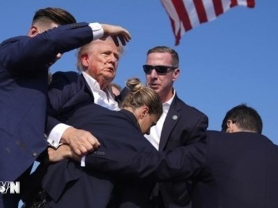 Cựu Tổng thống Donald Trump được mật vụ Mỹ hộ tống rời khỏi bục diễn thuyết trong cuộc vận động tranh cử ở thành phố Butler, bang Pennsylvania sau khi xảy ra vụ nổ súng, ngày 13/7. (Ảnh: THX/TTXVN)