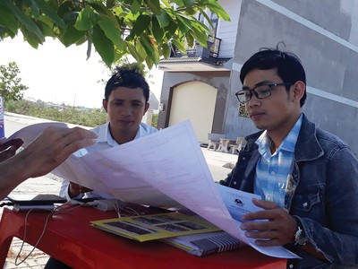 Phóng viên đi khảo sát thực tế thị trường để có thông tin chính xác, thiết thực