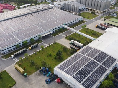 Nhiều nhà máy bia SABECO được lắp đặt hệ thống điện năng lượng mặt trời mái nhà, giúp tiết kiệm 25 triệu kWh điện, tương đương 18.000 tấn CO2 được cắt giảm mỗi năm 