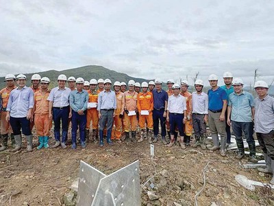 Chủ tịch HĐTV EVNNPT Nguyễn Tuấn Tùng và đoàn công tác thăm hỏi, động viên người lao động tham gia khắc phục lưới điện tại Uông Bí (Quảng Ninh)