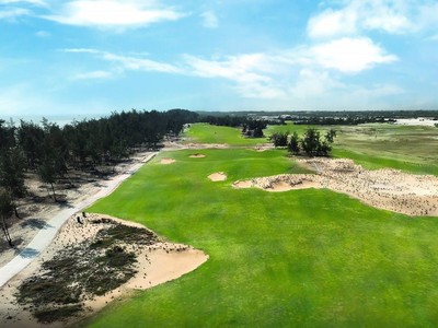 Hố 15 sân gôn Golden Sands Golf Resort