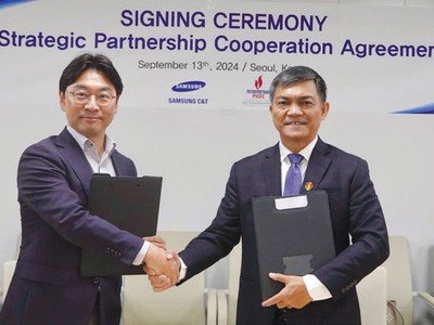 Đại diện PVCFC và Samsung C&T trao đổi văn kiện ký kết, mở ra cơ hội hợp tác sâu rộng trong lĩnh vực phân bón