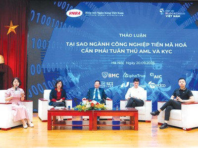 Ông Trần Huyền Dinh (ngoài cùng bên phải) trong một cuộc thảo luận về pháp lý cho lĩnh vực blockchain tại trụ sở Ngân hàng Nhà nước Việt Nam