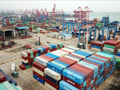 Hàng hóa được xếp tại cảng ở Thanh Đảo, tỉnh Sơn Đông, Trung Quốc. Ảnh minh họa: AFP/TTXVN