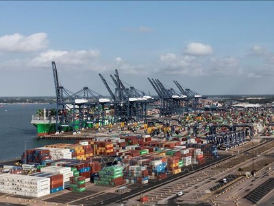 Quang cảnh cảng hàng hóa tại Felixstowe, Anh. (Ảnh: AFP/TTXVN)