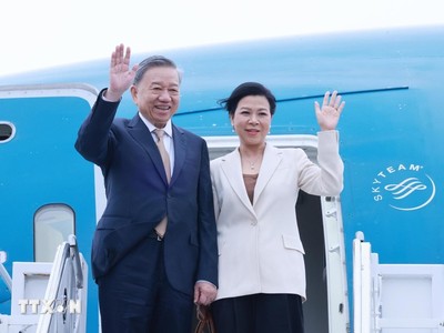 Tổng Bí thư, Chủ tịch nước Tô Lâm và Phu nhân tại sân bay quốc tế John F. Kennedy ở thành phố New York. (Ảnh: TTXVN)