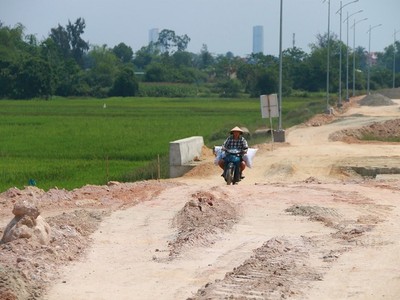Dự án đường và cầu ĐH7 có tổng vốn đầu tư 228 tỷ đồng thi công dang dở.