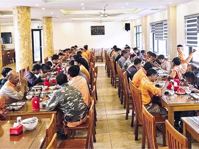 Các đơn vị Than Hà Lầm, Cao Sơn, Thống Nhất, Mạo Khê, Vàng Danh… hỗ trợ hàng ngàn suất ăn cho công nhân Điện lực Quảng Ninh và các tỉnh, thành về giúp khắc phục điện lưới 