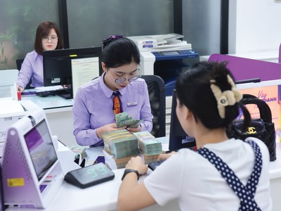 Định hướng của ngành ngân hàng là ổn định mặt bằng lãi suất, phấn đấu hạ lãi suất cho vay. Ảnh: Dũng Minh 