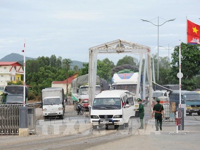 Các phương tiện chở hàng hóa nhập khẩu làm thủ tục tại khu vực cửa khẩu quốc tế Tịnh Biên (An Giang). (Ảnh: Công Mạo: TTXVN) 
