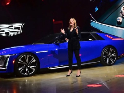 Bà Mary Barra, Chủ tịch và Giám đốc điều hành GM, phát biểu trong buổi ra mắt xe điện Cadillac Celestiq tại Los Angeles, ngày 17/10/2022. Ảnh: AFP 