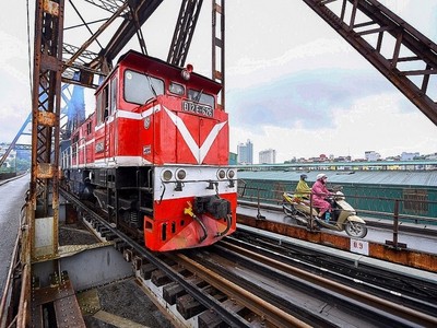 Tàu khách Hà Nội - Hải Phòng qua cầu Long Biên. (Nguồn: VNR)