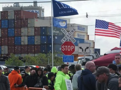 Công nhân bốc xếp đình công tại cảng Newark, bang New Jersey vào ngày 1/10/2024. Ảnh: AFP