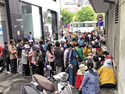 Những nạn nhân mua trái phiếu của các công ty liên quan Tập đoàn Vạn Thịnh Phát đi kêu cứu khắp nơi. 