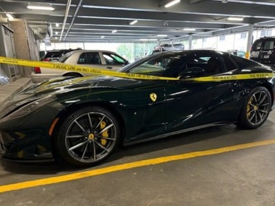 Chiếc Ferrari được tìm thấy do chủ xe để quên tai nghe không dây có định vị trên đó (Ảnh: Waterbury Police). 