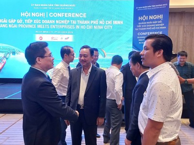 Lãnh đạo UBND tỉnh Quảng Ngãi trao đổi với nhà đầu tư bên lề hội nghị 